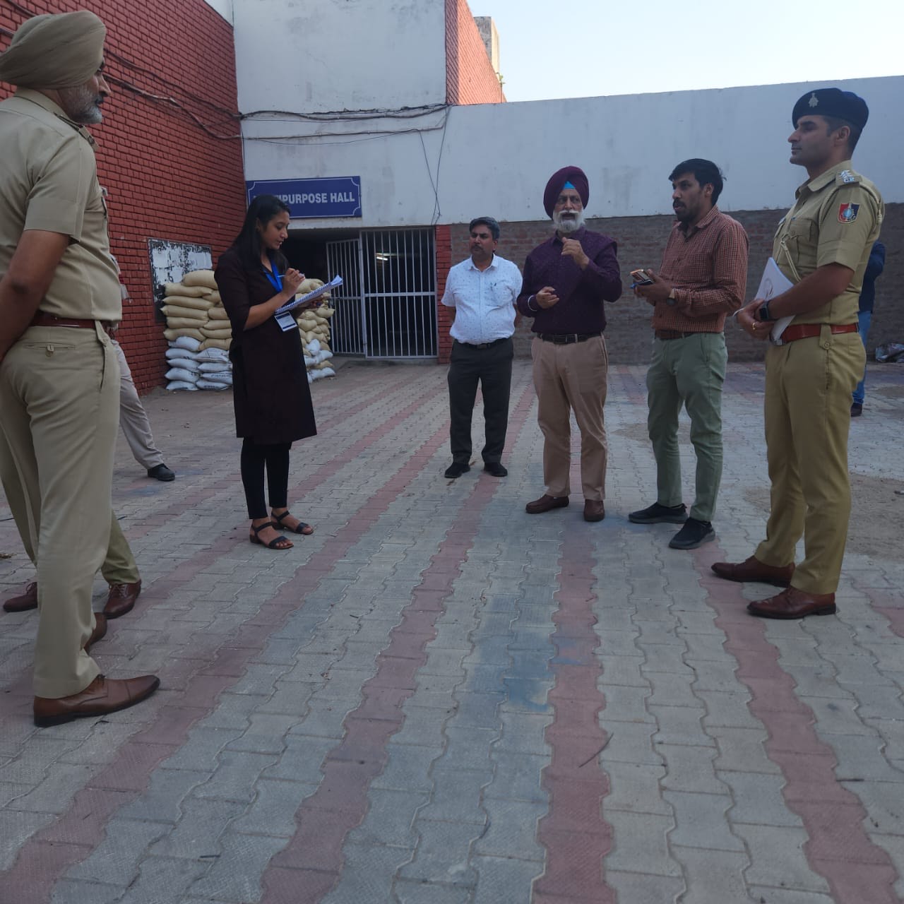 ਸ੍ਰੀਮਤੀ ਮਲਿਕਾ ਗਰਗ, IPS (ਚੋਣਾਂ ਲਈ ਪੁਲਿਸ ਅਬਜ਼ਰਵਰ) ਨੇ ਨਿਰੀਖਣ ਲਈ ਸੀ.ਸੀ.ਈ.ਟੀ., ਸੈਕਟਰ 26 ਚੰਡੀਗੜ੍ਹ ਵਿਖੇ ਸਟਰਾਂਗ ਰੂਮ ਦਾ ਦੌਰਾ ਕੀਤਾ।
